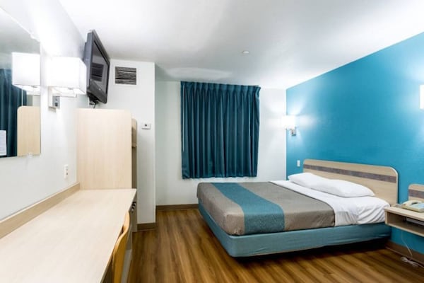 Foto van 1 Queensize Bed | Roken - Vakantiehuis in Roswell - BedRoom