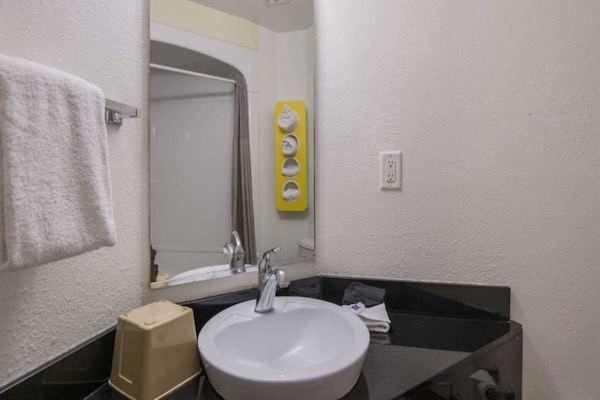 Foto van 1 Queensize Bed | Roken - Vakantiehuis in Roswell - BathRoom