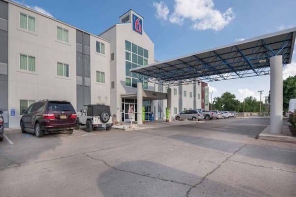 Foto van 1 Queensize Bed | Roken - Vakantiehuis in Roswell - ExteriorSummer