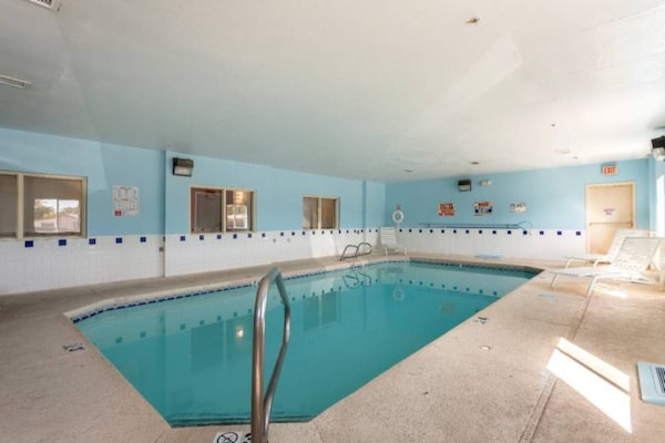Foto van 1 Queensize Bed | Roken - Vakantiehuis in Roswell - Pool