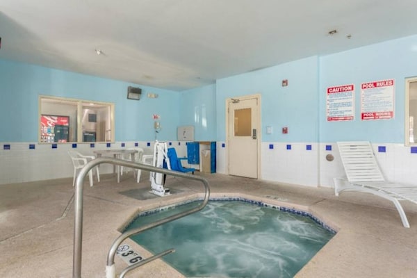 Foto van 1 Queensize Bed | Roken - Vakantiehuis in Roswell - Pool