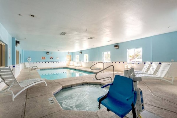 Foto van 1 Queensize Bed | Roken - Vakantiehuis in Roswell - Pool