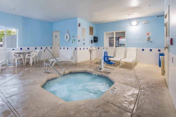 Foto van 1 Queensize Bed | Roken - Vakantiehuis in Roswell - Pool