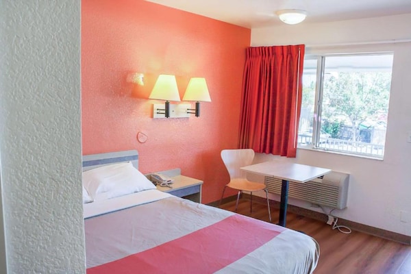 Foto van 1 tweepersoonsbed (queensize) | Minikoelkast - Vakantiehuis in Ukiah - BedRoom