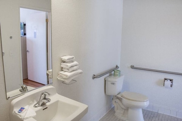 Foto van 1 tweepersoonsbed (queensize) | Minikoelkast - Vakantiehuis in Ukiah - Facilities