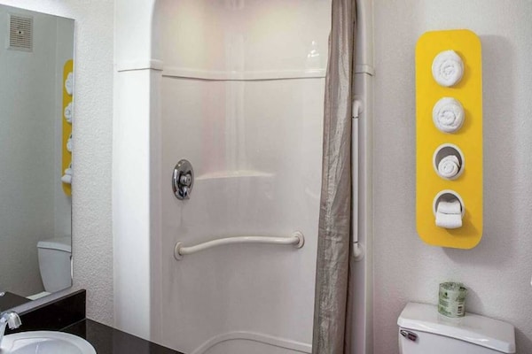 Foto van 1 queenbed | Rolstoel douche toegankelijk - Vakantiehuis in Ukiah - BathRoom