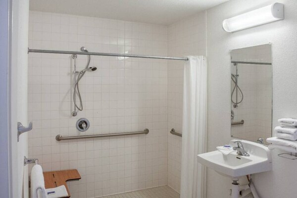 Foto van 1 queenbed | Rolstoel douche toegankelijk - Vakantiehuis in Ukiah - Facilities