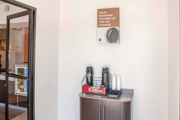 Foto van 1 queenbed | Rolstoel douche toegankelijk - Vakantiehuis in Ukiah - FloorPlan