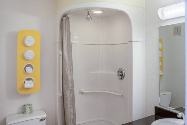 Foto van 1 queenbed | Rolstoel douche toegankelijk - Vakantiehuis in Ukiah - BedRoom