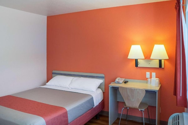 Foto van 1 queenbed | Rolstoel douche toegankelijk - Vakantiehuis in Ukiah - BedRoom