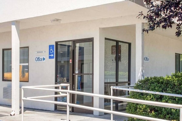 Foto van ADA-compatibel tweepersoonsbed | Bad - Vakantiehuis in Ukiah - ExteriorSummer
