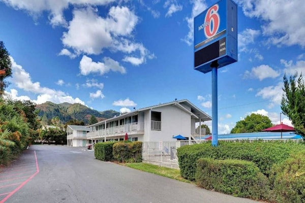 Foto van ADA-compatibel tweepersoonsbed | Bad - Vakantiehuis in Ukiah - ExteriorSummer