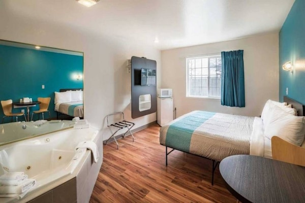 Foto van 1 kingsize bed | Rookvrij, bubbelbad, koelkast - Vakantiehuis in RIGBY - BedRoom
