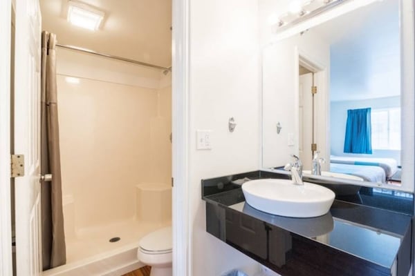 Foto van 1 kingsize bed | Rookvrij, bubbelbad, koelkast - Vakantiehuis in RIGBY - Facilities