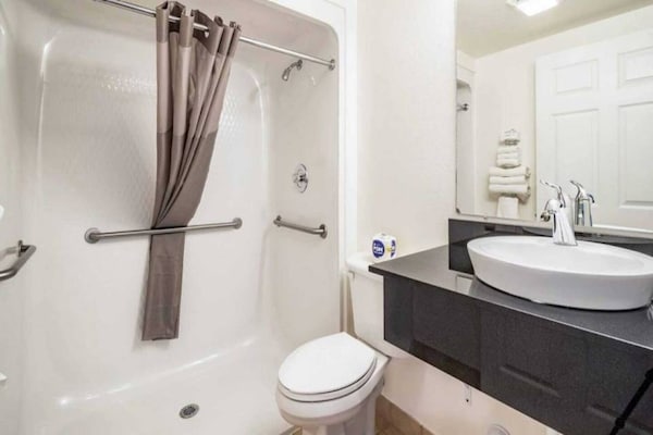 Foto van 1 kingsize bed | Toegankelijk voor mindervaliden/badkuip/magnetron - BathRoom