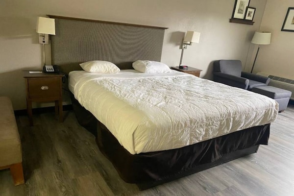 Foto van 1 kingsize bed | Rookvrij - Vakantiehuis in Rochester NY - Facilities