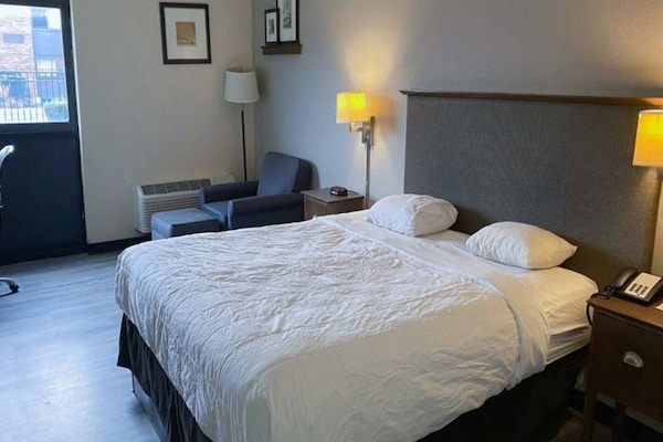 Foto van 1 kingsize bed | Rookvrij - Vakantiehuis in Rochester NY - BedRoom