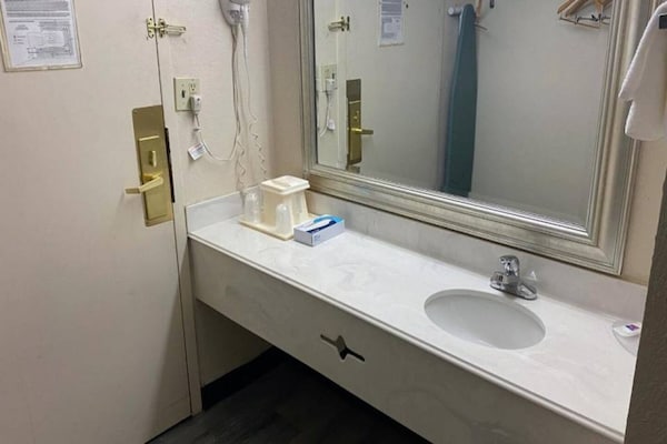 Foto van 1 kingsize bed | Rookvrij - Vakantiehuis in Rochester NY - BathRoom
