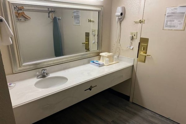 Foto van 1 kingsize bed | Rookvrij - Vakantiehuis in Rochester NY - Facilities