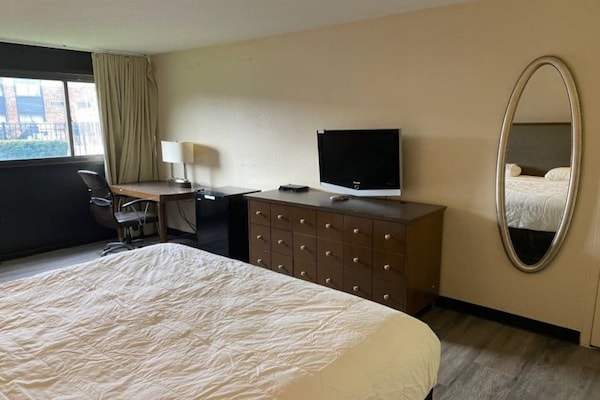 Foto van 1 kingsize bed | Roken toegestaan - Vakantiehuis in Rochester NY - Facilities