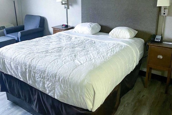 Foto van 1 kingsize bed | Roken toegestaan - Vakantiehuis in Rochester NY - BedRoom