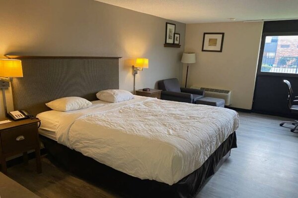 Foto van 1 kingsize bed | Roken toegestaan - Vakantiehuis in Rochester NY - Facilities