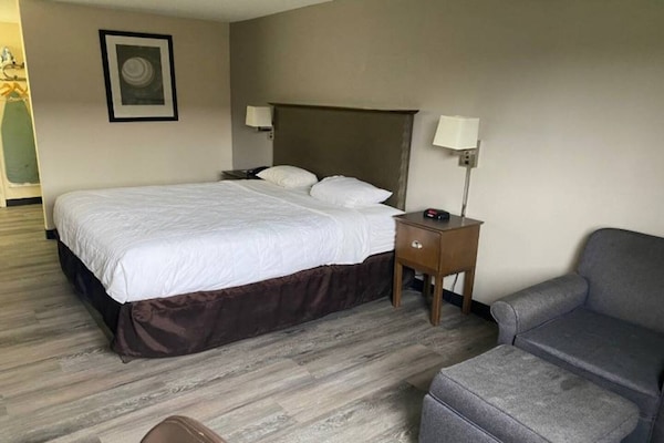 Foto van 1 kingsize bed | Roken toegestaan - Vakantiehuis in Rochester NY - Facilities