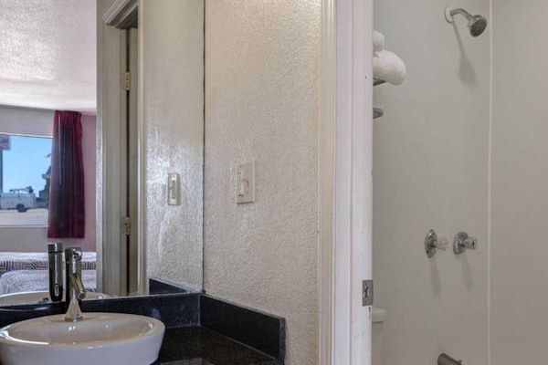 Foto van 1 kingsize bed | Nsmk, koelkast - Vakantiehuis in Rolla - BathRoom