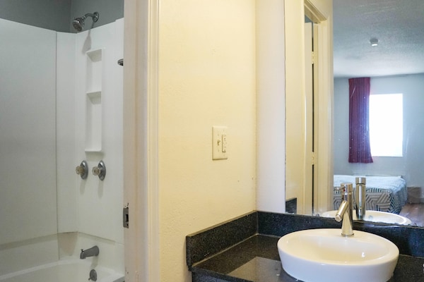 Foto van 1 kingsize bed | Nsmk, koelkast - Vakantiehuis in Rolla - BathRoom