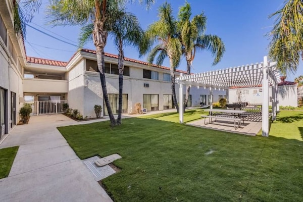 Foto van 1 Queensize Bed | Ns | Keuken - Vakantiehuis in HEMET - ExteriorSummer