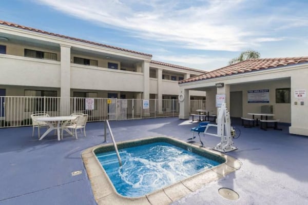 Foto van 1 Queensize Bed | Ns | Keuken - Vakantiehuis in HEMET - Pool