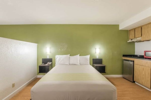 Foto van 1 Queensize Bed | Ns | Keuken - Vakantiehuis in HEMET - BedRoom
