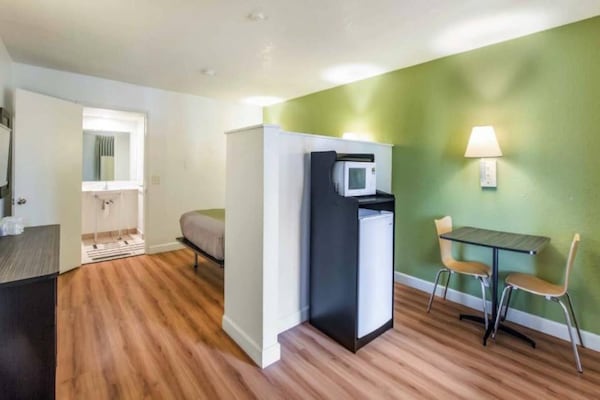 Foto van 1 tweepersoonsbed (queensize) | Roken mogelijk - Vakantiehuis in HEMET - BedRoom