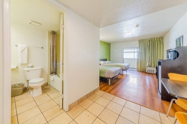 Foto van 1 tweepersoonsbed (queensize) | Roken mogelijk - Vakantiehuis in HEMET - BedRoom