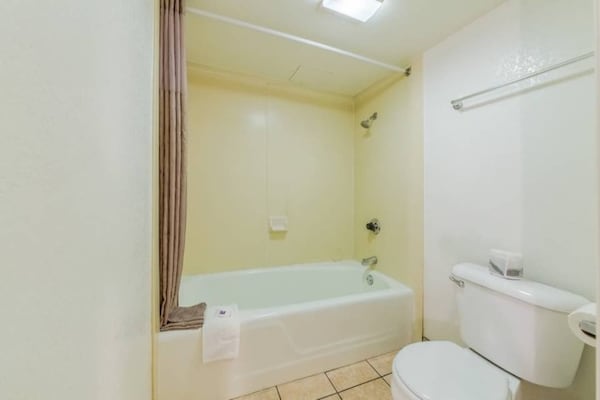 Foto van 1 tweepersoonsbed (queensize) | Roken mogelijk - Vakantiehuis in HEMET - BathRoom
