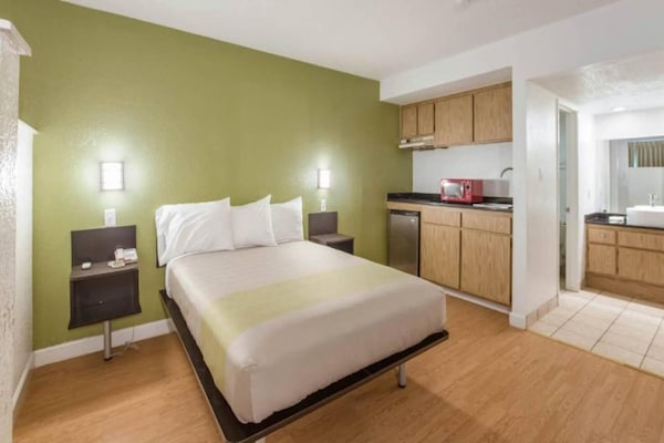 Foto van 1 tweepersoonsbed (queensize) | Rookvrij - Vakantiehuis in HEMET - BedRoom