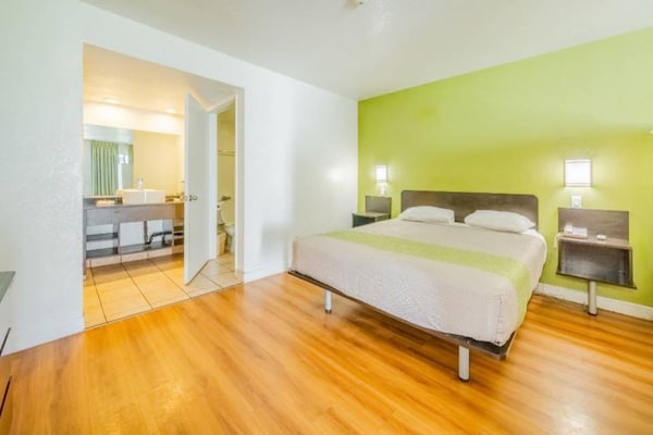 Foto van 1 tweepersoonsbed (queensize) | Rookvrij - Vakantiehuis in HEMET - BedRoom