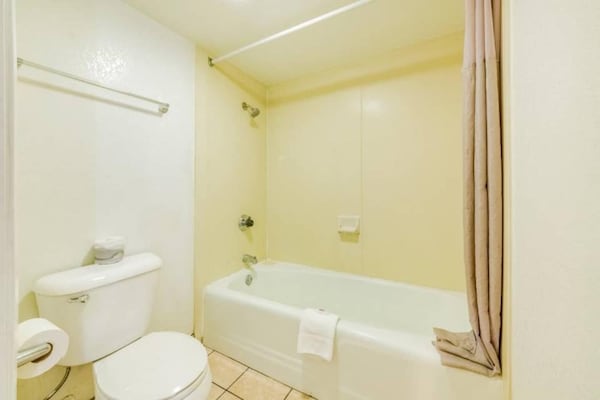 Foto van 1 tweepersoonsbed (queensize) | Rookvrij - Vakantiehuis in HEMET - Facilities