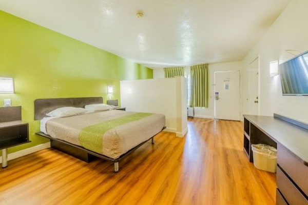 Foto van 1 tweepersoonsbed (queensize) | Rookvrij - Vakantiehuis in HEMET - BedRoom