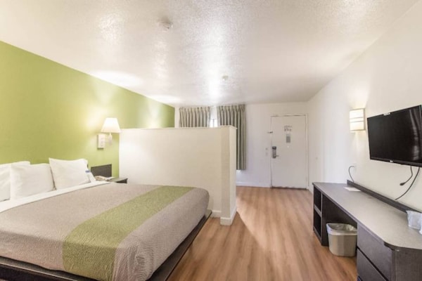 Foto van 1 tweepersoonsbed (queensize) | Rookvrij - Vakantiehuis in HEMET - BedRoom
