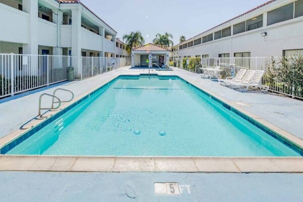 Foto van 1 tweepersoonsbed (queensize) | Rookvrij - Vakantiehuis in HEMET - Pool