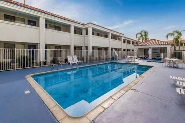 Foto van 1 tweepersoonsbed (queensize) | Rookvrij - Vakantiehuis in HEMET - Pool