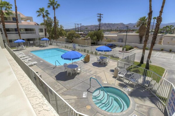 Foto van 1 tweepersoonsbed (queensize) | Roken toegestaan, Minikoelkast - HotelSwimmingPool