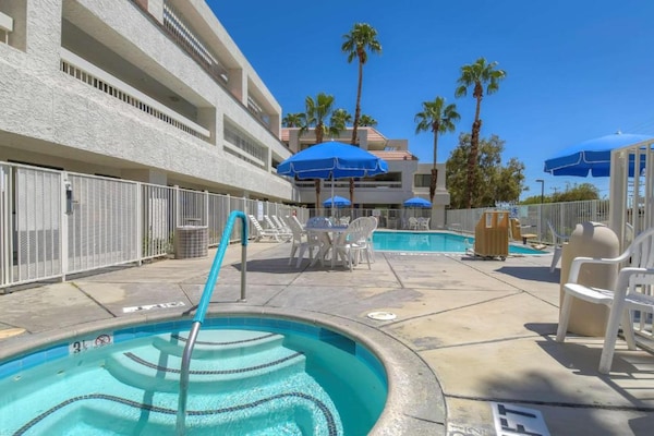 Foto van 1 tweepersoonsbed (queensize) | Roken toegestaan, Minikoelkast - HotelSwimmingPool