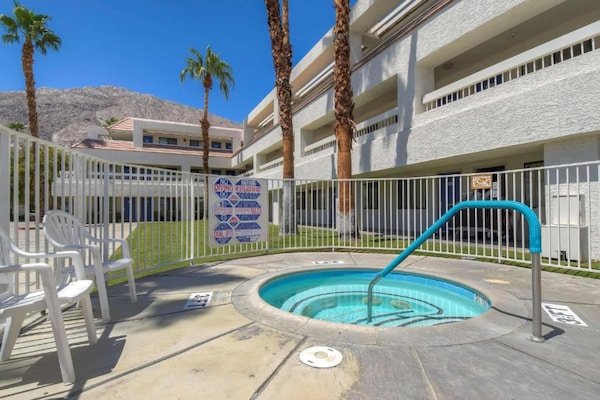 Foto van 1 tweepersoonsbed (queensize) | Roken toegestaan, Minikoelkast - HotelSwimmingPool