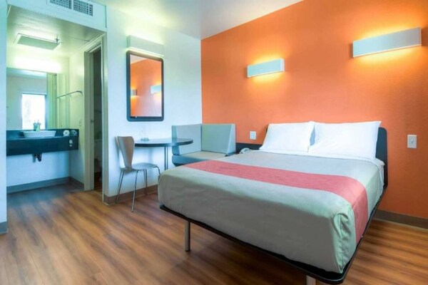 Foto van 1 tweepersoonsbed (queensize) | Roken toegestaan, Minikoelkast - BedRoom