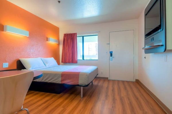 Foto van 1 tweepersoonsbed (queensize) | Minikoelkast - Vakantiehuis in Palm Springs - BedRoom