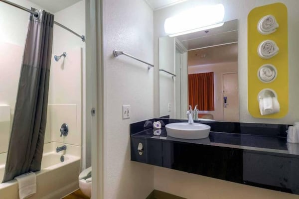 Foto van 1 tweepersoonsbed (queensize) | Minikoelkast - Vakantiehuis in Palm Springs - BathRoom