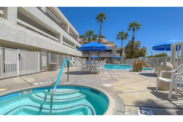 Foto van 1 tweepersoonsbed (queensize) | Minikoelkast - Vakantiehuis in Palm Springs - PoolOfHouse