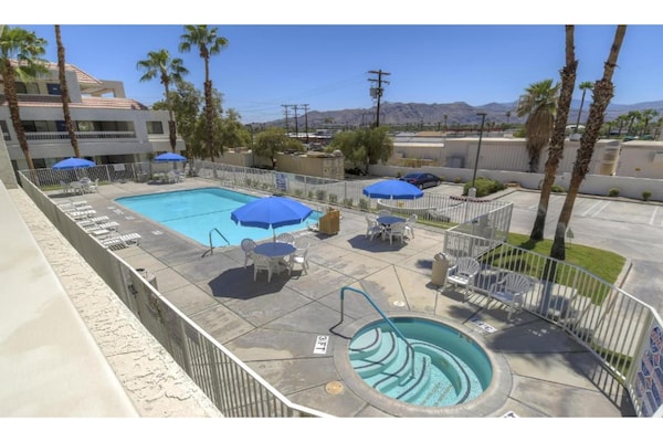 Foto van 1 tweepersoonsbed (queensize) | Minikoelkast - Vakantiehuis in Palm Springs - PoolOfHouse